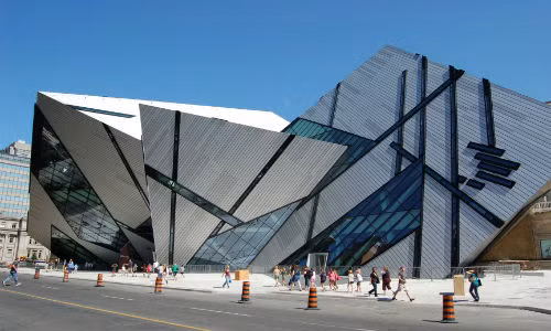 Bảo tàng Hoàng gia Ontario ở Toronto, Canada cũng bị xếp vào danh sách những tòa nhà xấu nhất thế giới.