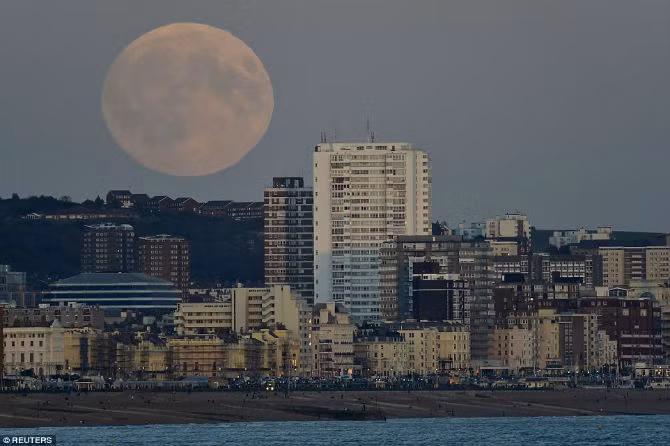 Siêu trăng trên bầu trời bãi biển Brighton, Đông Sussex, Anh. Rất đông du khách có mặt tại đây chứng kiện hiện tượng kỳ thú của thiên nhiên.