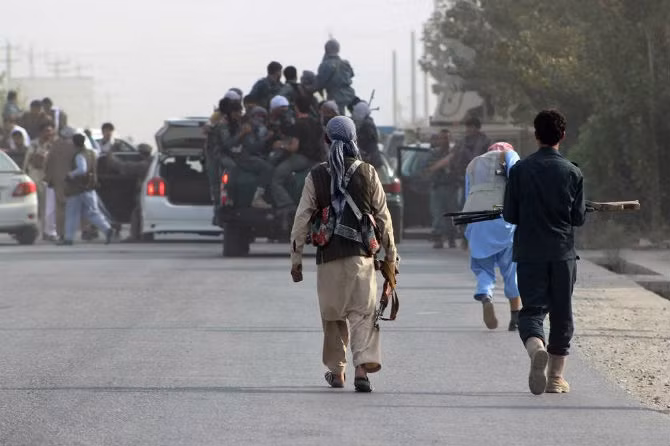 Lực lượng an ninh Afghanistan tập trung chuẩn bị cho cuộc chiến chống quân Taliban ở vùng đông bắc thành phố Kunduz ngày 28/9.