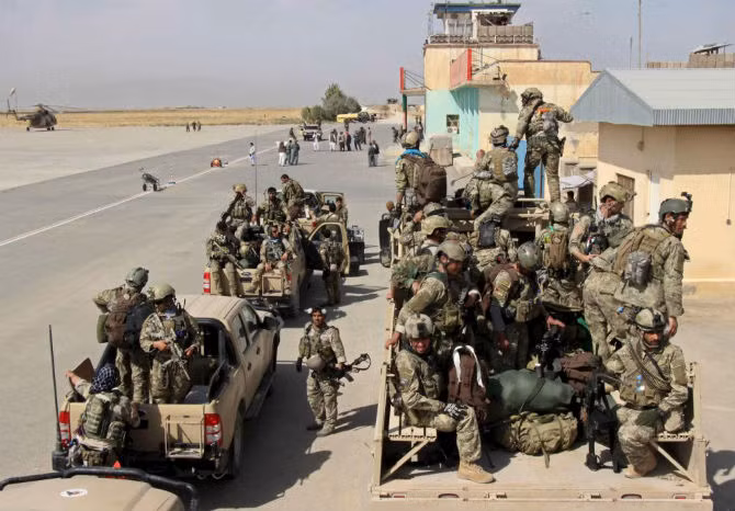 Lực lượng đặc nhiệm Afghanistan được điều động tới Kunduz với sự yểm trợ của Mỹ chiến đấu chống lại lực lượng Taliban để giành lại quyền kiểm soát thành phố này.