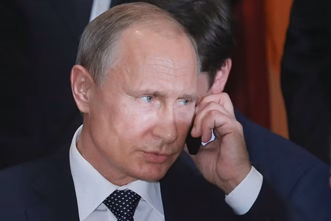 Người đứng đầu Điện Kremlin cũng không rời chiếc điện thoại khi ngồi cùng bàn với Tổng thống Mỹ và Tổng thư ký Liên Hợp Quốc.