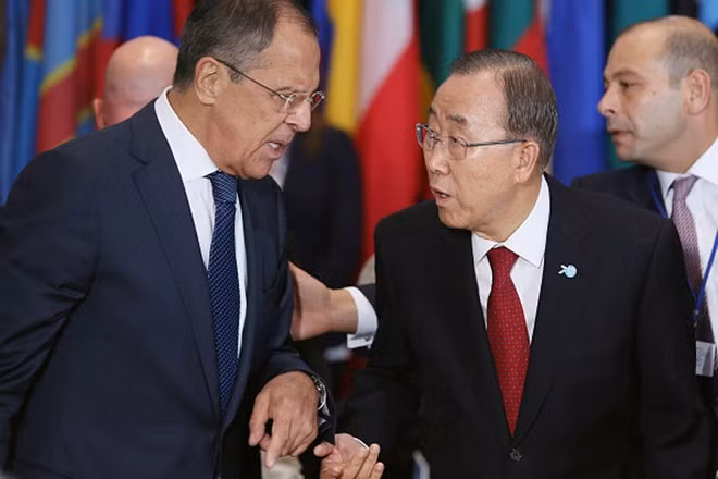 Tổng thư ký LHQ Ban Ki-moon và Ngoại trưởng Nga Sergey Lavrov (trái) trao đổi trong bữa trưa. Người đứng đầu LHQ cũng đến dự tiệc muộn. Do đó, màn gặp gỡ từng người của ông bị lùi giờ. Trong khi đó, nhiều nhà lãnh đạo đến sớm, họ tranh thủ trò chuyện với nhau.