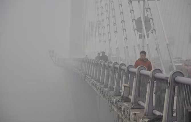 Khói bụi bao trùm trên cây cầu ở thành phố Cát Lâm ngày 21/10/2013.