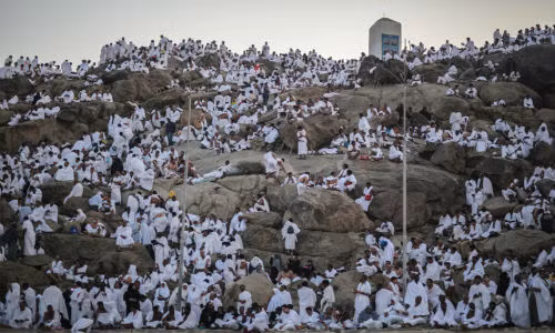 Khoảng hai triệu người đã đến Mecca và bắt đầu một ngày cầu nguyện. Nhiều người khóc khi họ giơ hai tay lên trời, cầu xin sự tha thứ và cầu nguyện cho những người thân yêu.