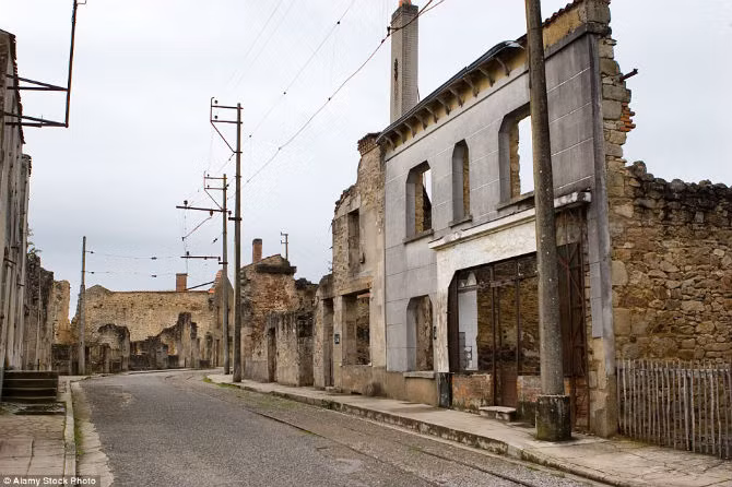 Bị Đức Quốc xã phá hủy trong Thế chiến thứ II, ngôi làng Oradour-sur-Glane của Pháp là hiện trường của vụ thảm sát 642 dân thường hồi tháng 6/1944. Sau này, một ngôi làng mới được xây dựng gần đó và hiện là nơi cư ngụ của hơn 2.000 người.