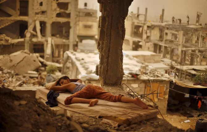 Một bé trai Palestine vẫn ngủ ngon giữa trận bão cát.