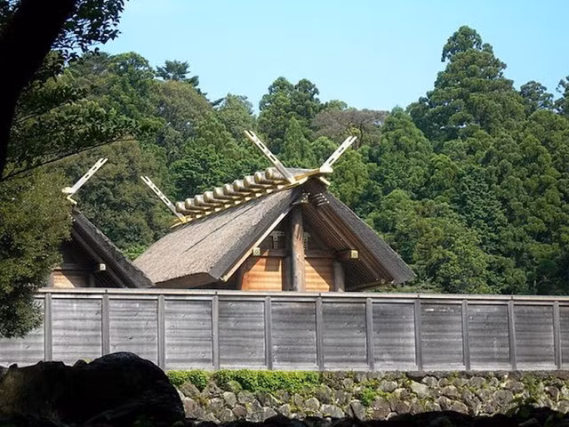 Thần cung Ise là một đền Thần đạo thờ phụng Thiên Chiếu đại thần Amaterasu-Ōmikami, nằm ở thành phố Ise, tỉnh Mie, Nhật Bản.