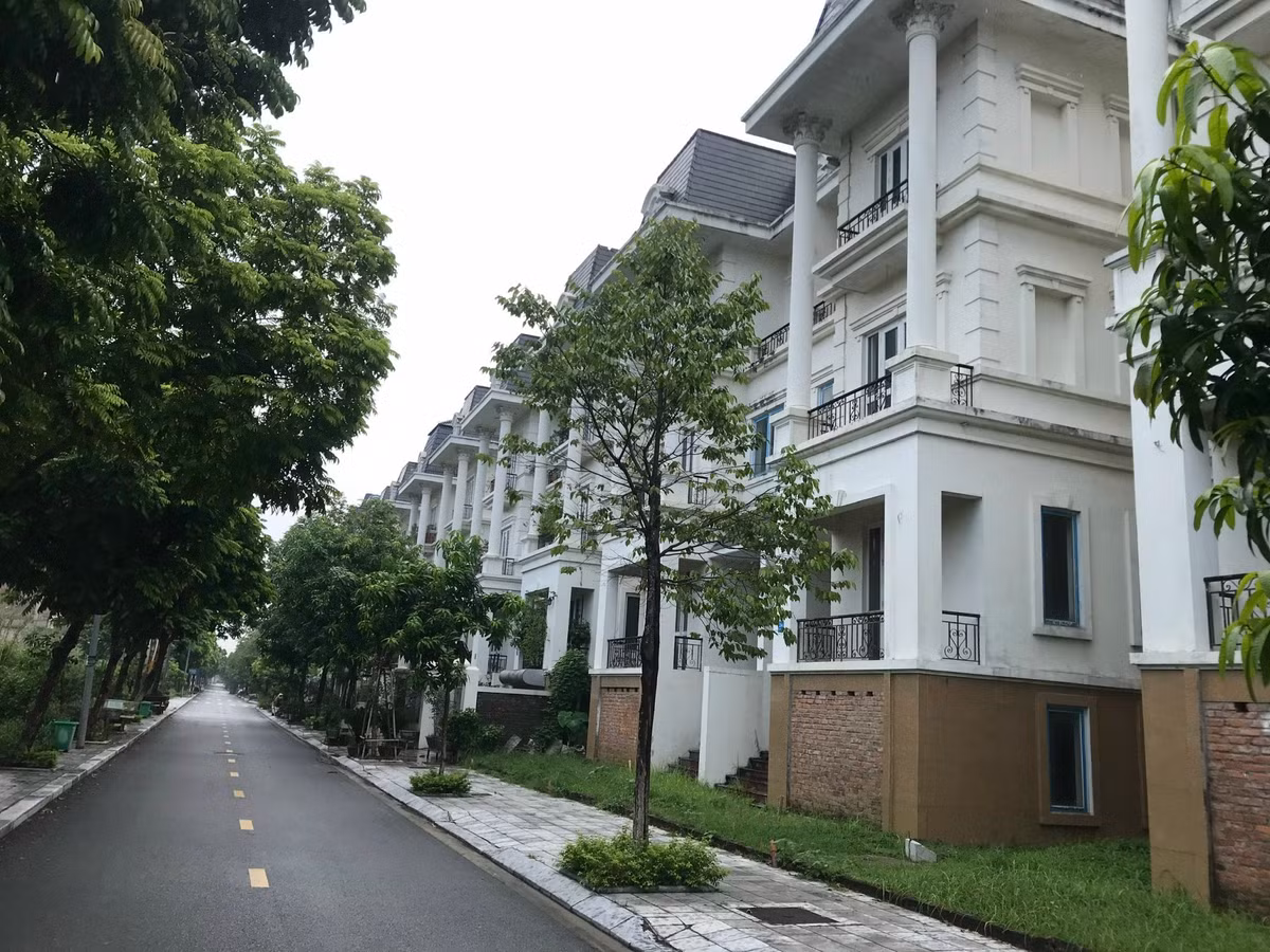Tuy nhiên, dù nhiều biệt thự, nhà liền kề đã được hoàn thiện nhưng vẫn vắng bóng người ở.