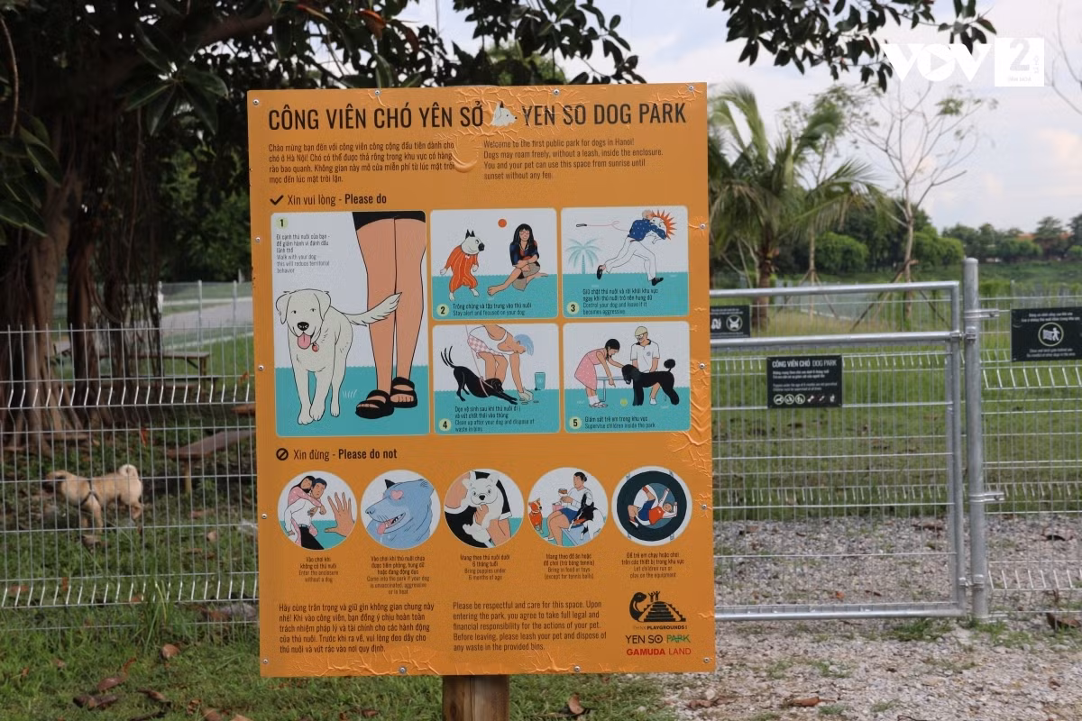 Bảng thông tin, chỉ dẫn tại Công viên chó. Công viên chó Yên Sở bắt đầu đi vào hoạt động từ tháng 7/2022, mở cửa miễn phí từ sáng đến 18 giờ 30 mỗi ngày. - Ảnh: vtc.vn