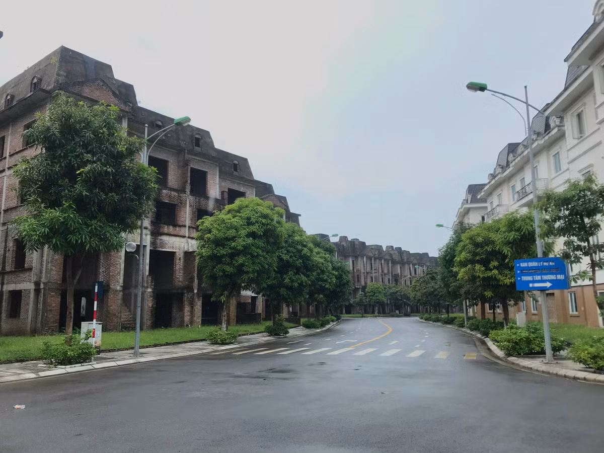 Hạ tầng giao thông tại KĐT Lideco khá đồng bộ nhưng cũng có hàng trăm biệt thự đã xây xong phần thô phơi nắng, phơi sương, bỏ hoang, xuống cấp nhiều năm nay. 