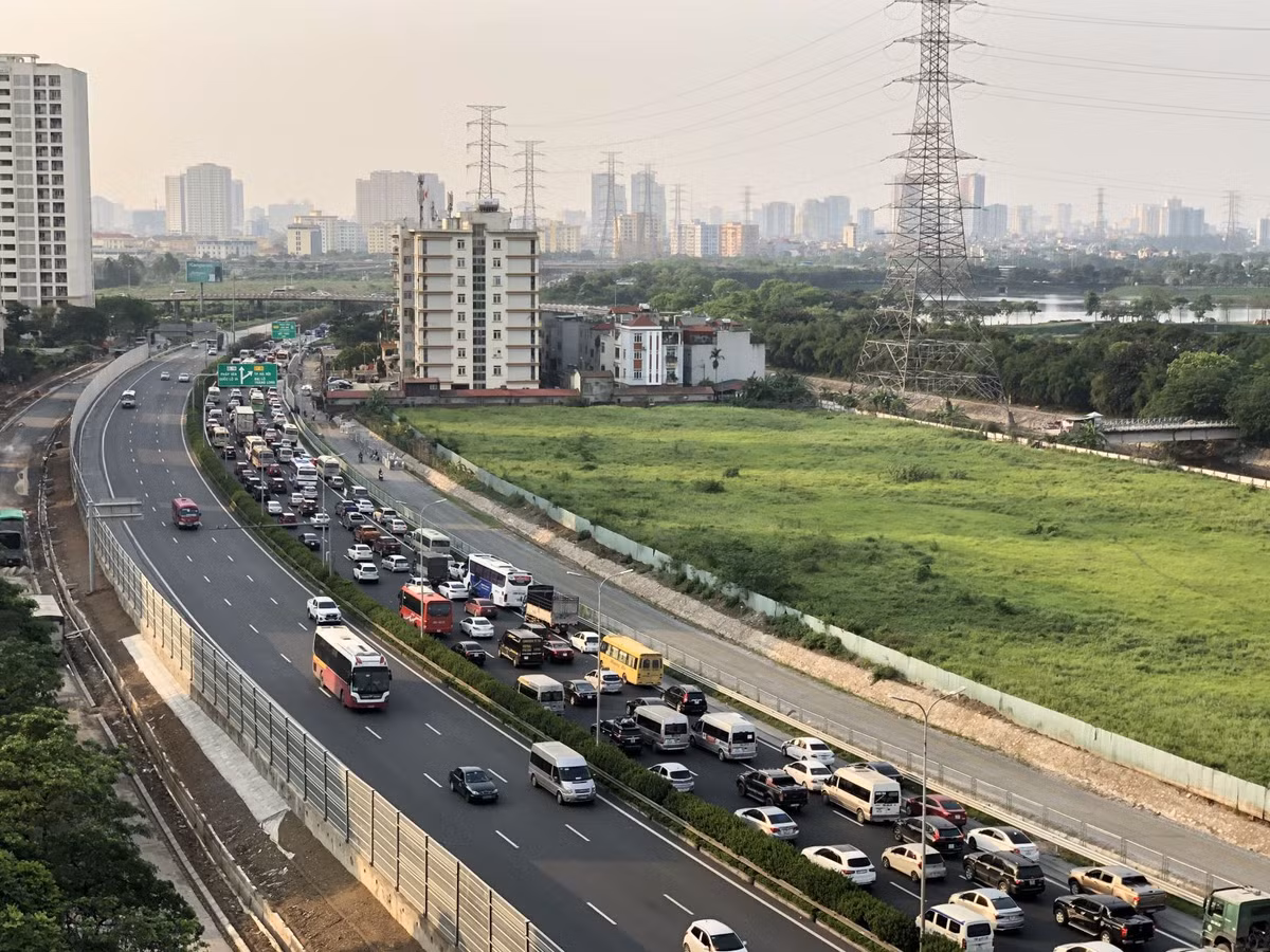 Dòng xe nối đuôi nhau về Hà Nội.