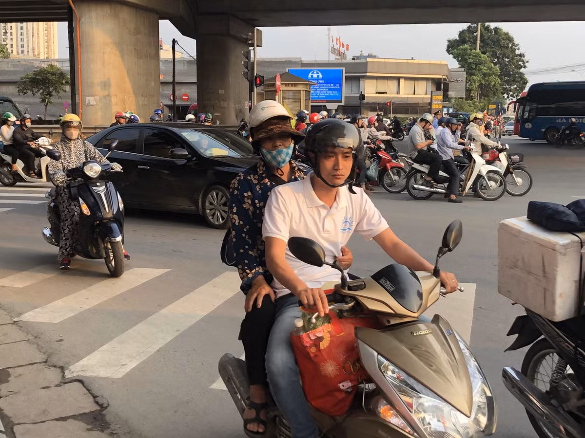 Gần bến xe Nước Ngầm, người dân lỉnh kỉnh đồ đạc "về kinh".