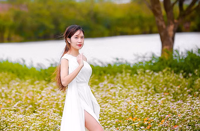 Có bằng thạc sĩ ở Anh, Minh Hà giúp Lý Hải dịch các tài liệu làm phim từ nước ngoài. Cô duyệt kịch bản anh viết, tư vấn để anh thêm thắt các tình huống hài hước hay tạo cao trào cho bộ phim.