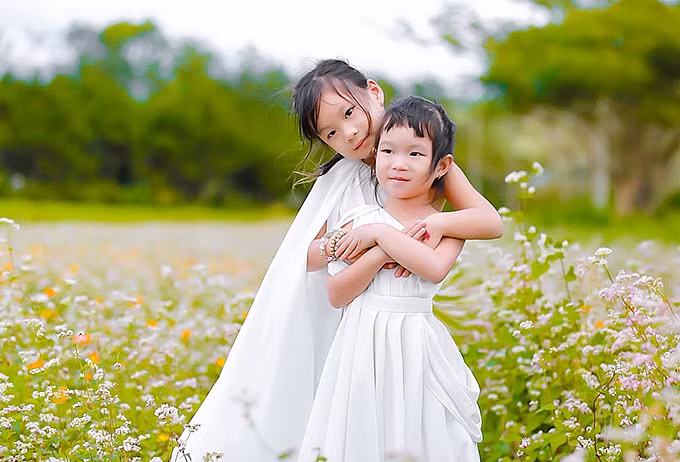 Con gái Cherry (trái) và Minh Hà cũng tham gia một phân cảnh nhỏ trong phim. Cảnh kể về nhân vật Vy (Katleen Phan Võ đóng) hồi tưởng tuổi thơ bên mẹ và em trai.