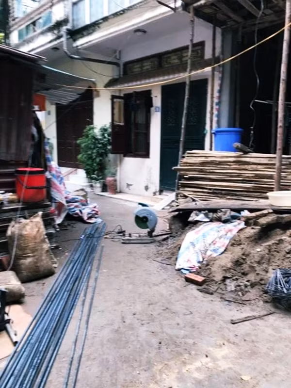Lối đi chung của các hộ dân trong ngõ bị vật liệu xây dựng công trình chặn hết, việc di chuyển gặp khó khăn. "Không chỉ bức xúc vì công trình thi công không đảm bảo an toàn mà chúng tôi còn phát hiện công trình có dấu hiệu sai thiết kế nên vô cùng bức xúc. Nhiều lần người dân trong ngõ đã đối thoại với chủ hộ nhưng gia đình vẫn không thực hiện. Chúng tôi đã gửi khiếu nại lên cơ quan chức năng", một người dân ngõ 162 Hoàng Hoa Thám nói.