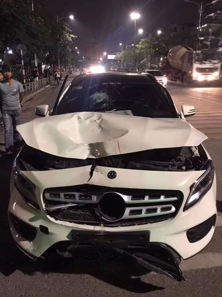 Tong 2 phu nu di xe may tu vong, Mercedes bo tron-Hinh-2