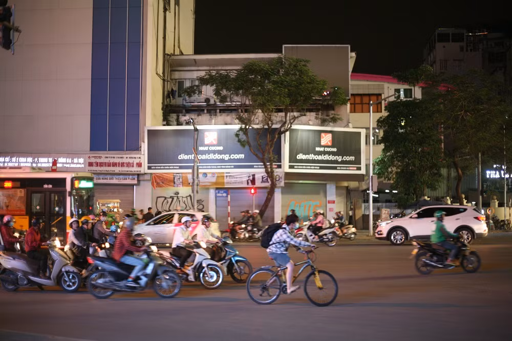 Và không mở cửa trở lại sau khi việc cơ quan công an khám xét Nhật Cường mobile đã diễn ra trước đó khá lâu.