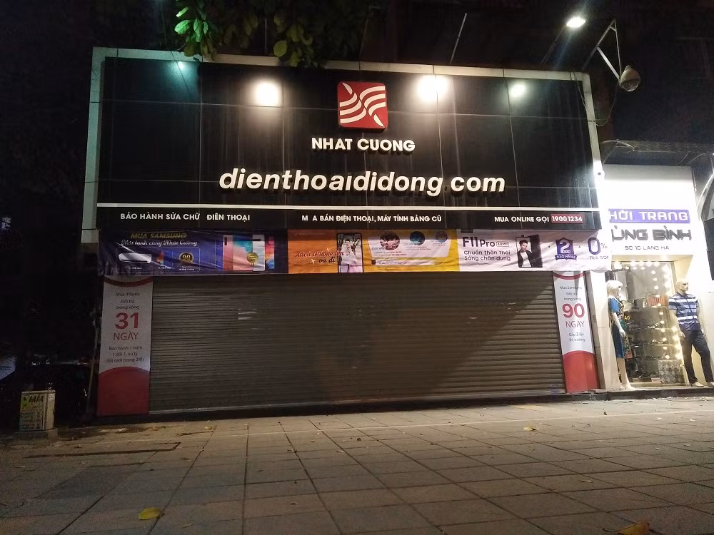 Đến tối, cửa vẫn khóa chặt, bên ngoài chỉ có đèn bảng hiệu được thắp sáng cùng với những băng rôn khuyến mãi treo trước cửa...