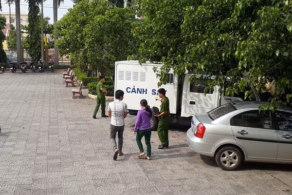 Bà mẹ nghèo chỉ biết dúi vào tay con trai 2 hộp C sủi trước khi xe chở phạm rời tòa