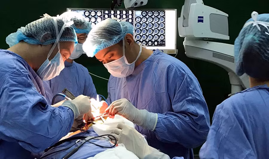 Bóc khối u xương ác tính ăn mòn khuôn mặt Boc khoi u xuong ac tinh an mon khuon mat