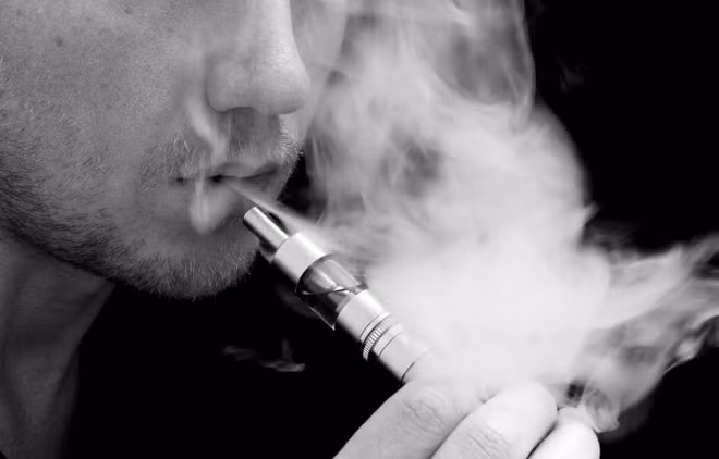 Thanh niên 19 tuổi suýt chết vì hút vape - Hình 2 Thanh nien 19 tuoi suyt chet vi hut vape-Hinh-2
