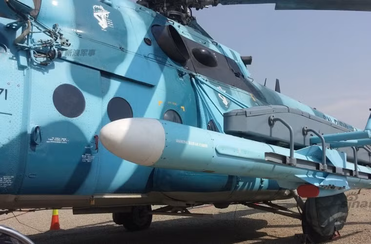 Cụ thể, hai bên hông trực thăng Mi-171 của Iran được trang bị tên lửa hành trình chống hạm C-802 hoặc Noor.