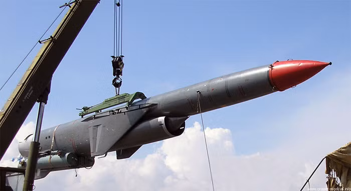Tên lửa hành trình P-1000 Vulkan có trọng lượng phóng lên tới 4,8 tấn, dài 11,7m, đường kính thân 884mm và sải cánh 2,6m được gấp gọn trong ống phóng.