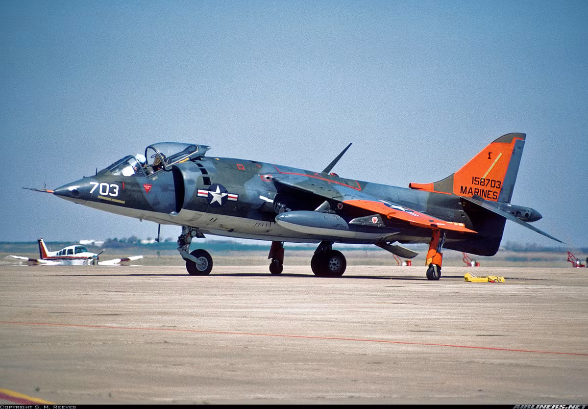 Máy bay chiến đấu AV-8A được Hawker gọi là Mk.50 để phân biệt với Harrier G.R.1 của Anh. AV-8A tương tự Harrier G.R.1 của Anh, bao gồm động cơ Pegasus 102, hệ thống tấn công-dẫn đường quán tính Ferranti FE541. AV-8A khác với Harrier G.R.1 ở hệ thống liên lạc và mang được tên lửa không-đối-không AIM-9 Sidewinder ở 2 giá treo ngoài cùng. Ngoài 12 chiếc YAV-8A do Hải quân Mỹ đặt mua, Thủy quân Lục chiến Mỹ sau đó mua thêm 102 chiếc AV-8A và 8 chiếc TAV-8A (Mk.54), phiên bản huấn luyện 2 chỗ ngồi của AV-8A. Ảnh: AV-8A.