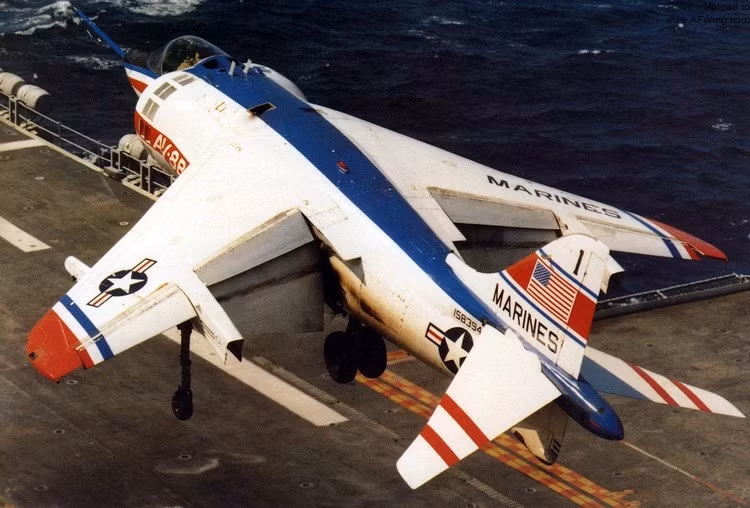 Sau những nghiên cứu của McDonnell Douglas, Mỹ phê duyệt dự án phát triển Harrier II (còn được gọi là AV-8B) vào ngày 27 Tháng 7 năm 1976. Sau đó, 2 nguyên mẫu của AV-8B là 2 chiếc AV-8A được chuyển đổi với cánh chính mới, vòi phụt mới và cửa hút khí mới, trang bị động cơ YF402-RR-404 mới. 2 nguyên mẫu này được đặt tên là YAV-8B và nguyên mẫu đầu tiên thực hiện chuyến bay đầu tiên vào ngày 9 tháng 11 năm 1979 ở St. Louis.