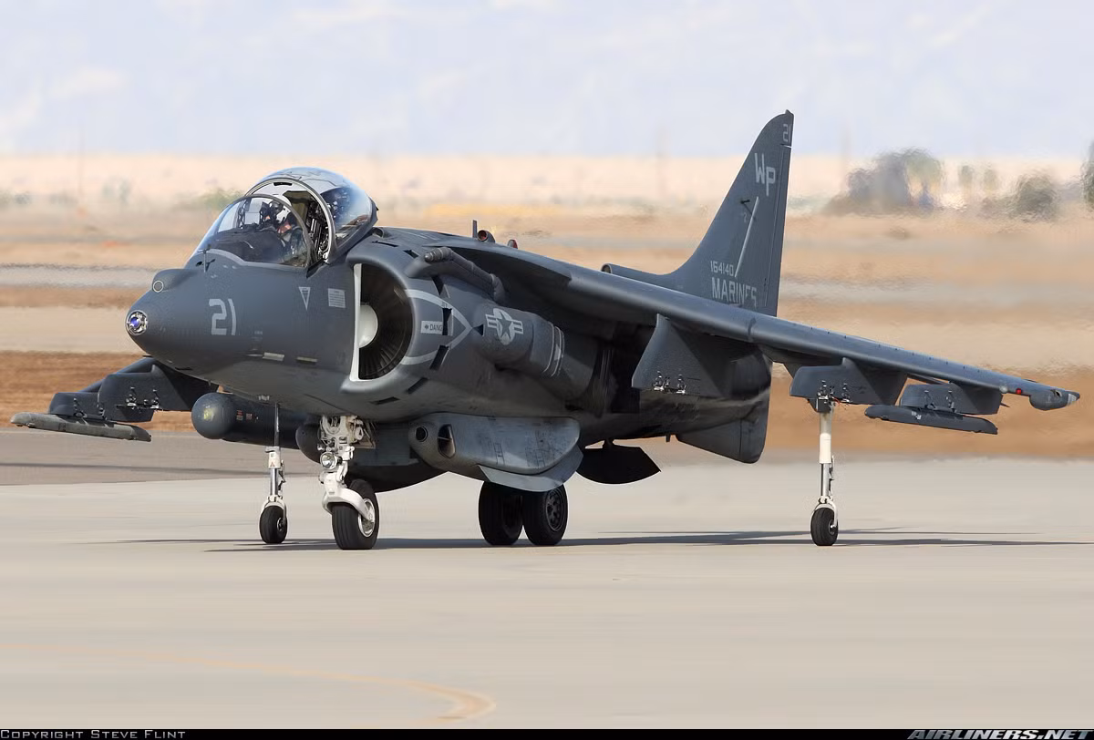 Vào cuối năm 1985, Hải quân Mỹ ký một hợp đồng trị giá 2.1 triệu USD với McDonnell Douglas nhằm định nghĩa thiết kế cho một phiên bản tấn công đêm của AV-8B. Nguyên gọi là AV-8D, hay còn gọi là AV- 8B (NA) “Night Attack”. Một thử nghiệm đã được tiến hành tại China Lake, sử dụng hệ thống quang điện tử hồng ngoại GEC-Marconi FLIR và kính nhìn đêm GEC Cat Eyes sử dụng trên TA-7C. Cuộc thử nghiệm này được coi là thành công và đây là 2 thành phần chính tạo thành phiên bản AV-8B (NA) mới.