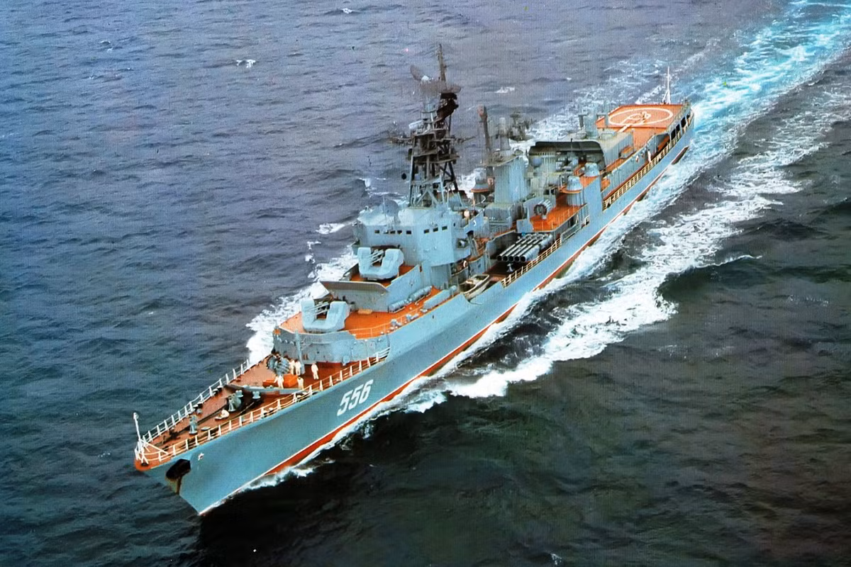 Ngày 30/6/1960, Hạm đội biển Bắc chính thức biên chế tàu khu trục Gremyashchiy - đây là chiếc đầu tiên thuộc thế hệ khu trục hạm tên lửa đầu tiên của Hải quân Liên Xô. Chúng được định danh thiết kế là Project 57A Grevny, NATO gọi là lớp Kanin.