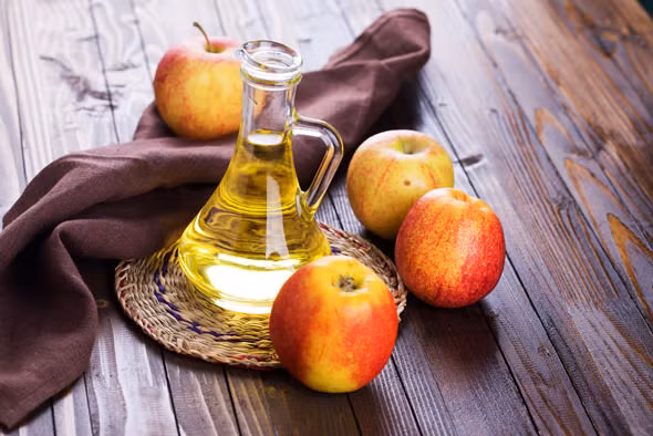 Nước táo là một trong những cách chữa ngộ độc thực phẩm truyền thống lâu đời nhất, dù thoạt nghe có vẻ rất phản khoa học. Nước táo giúp khử trùng dạ dày, giúp giảm đau và chuột rút khi cơ thể tống thức ăn bẩn ra ngoài. Pha 2-3 thìa nước táo+1 thìa mật ong với nước ấm và uống từ từ, 2-3 lần/ngày.