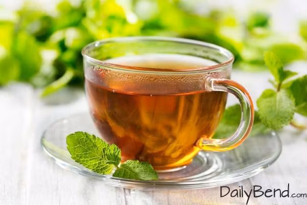 Khi bị ngộ độc thực phẩm, hãy uống một cốc trà bạc hà. Loại trà này giúp cơ thể bạn tống khứ những thực phẩm xấu ra khỏi cơ thể và làm dịu dạ dày xuống. Uống trà bạc hà từ 3-4 cốc/ngày. Pha thêm mật ong để dễ uống.