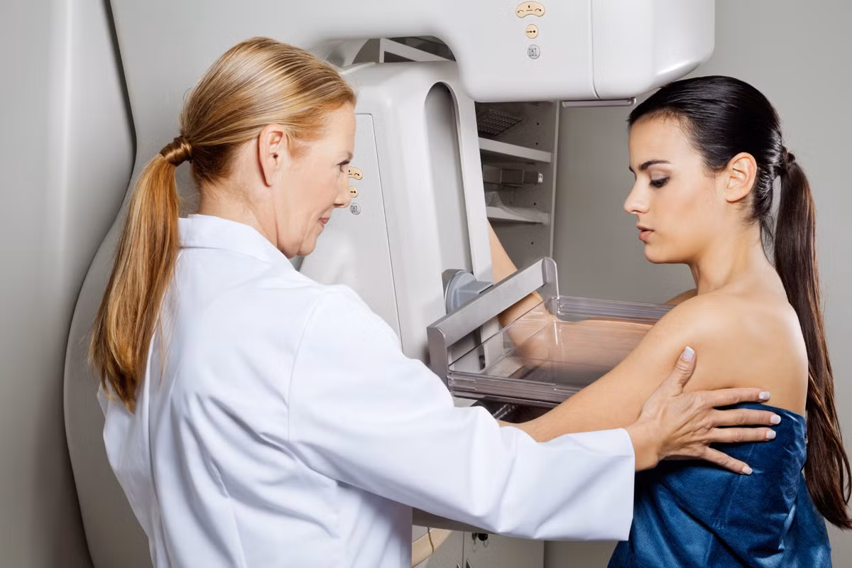 Nhiều phụ nữ ở độ tuổi trung niên đã sử dụng biện pháp thay thế hormone để giảm bớt các biểu hiện của hiện tượng mãn kinh, điều khiến các mô vú trở nên dày đặc hơn. Khi sử dụng biện pháp nhũ ảnh, những mô vú dày đặc này dễ bị nhầm lẫn với các khối u, từ đó dẫn tới việc đưa ra kết luận sai về bệnh ung thư vú.