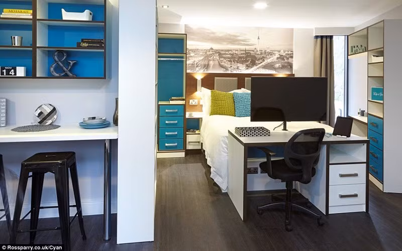 Bàn học riêng đầy đủ tiện nghi.