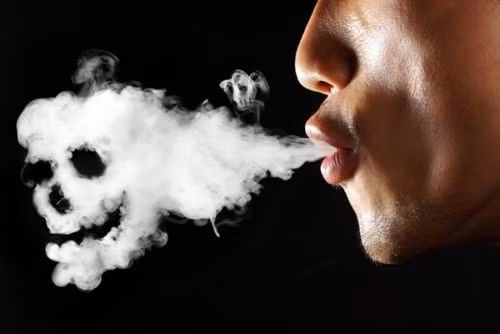 Bị đau lưng dưới, đừng hút thuốc bởi nó sẽ làm tình trạng bệnh của bạn thêm nặng hơn.