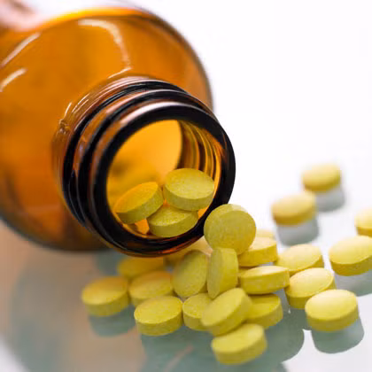 Ngoài ra, axit folic dạng viên có thể gây cản trở việc hấp thụ vitamin B, một chất rất cần thiết trong việc tổng hợp hồng cầu và điều tiết hoạt động của não, dẫn tới tình trạng mất trí nhớ.