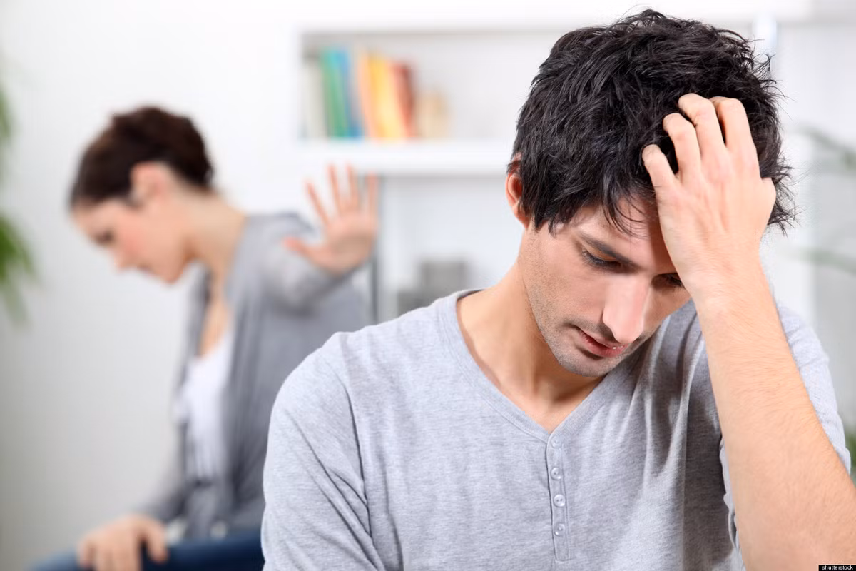 Tác hại của ly hôn rõ rệt nhất là nó khiến bạn rơi vào cảm giác lo lắng, bất an. Sự không chắc chắn về tình trạng tương lai, về những biến đổi trong cuộc sống... là nguyên nhân chính của tình trạng này.