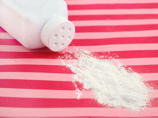 Muốn có một bộ lông mi dày và cong vút, bạn đã sử dụng khá nhiều mascara và không có được kết quả như ý muốn. Hãy thử cách làm đẹp "bá đạo" sau: bôi mascara vào mí mắt, phủ lên đó một lớp phấn rôm, rồi lại bôi mascara. Đảm bảo bạn sẽ có một đôi lông mi dày hoàn hảo.