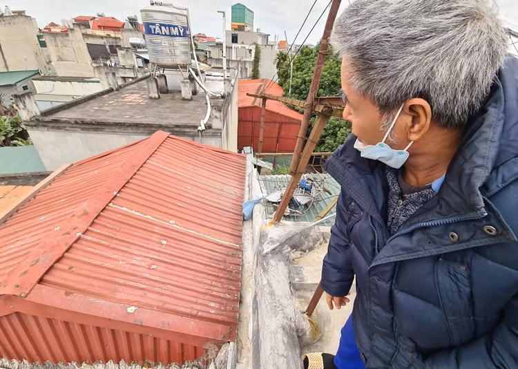 Ông Hải bức xúc cho rằng, nhà thầu và đơn vị thi công đang coi thường tính mạng, tài sản của người dân. Thể hiện thái độ vô trách nhiệm khi đến để "thương lượng" với người dân bằng miệng và "mặc cả" về số tiền đền bù, khắc phục thiệt hại chứ không hề có văn bản.