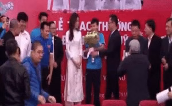 Là cầu thủ nổi tiếng nhất nhì tuyển Việt Nam với nhiều bóng hồng xung quanh nhưng Quang Hải cũng ngại ngùng, không dám nhìn Hoa hậu Đỗ Mỹ Linh.