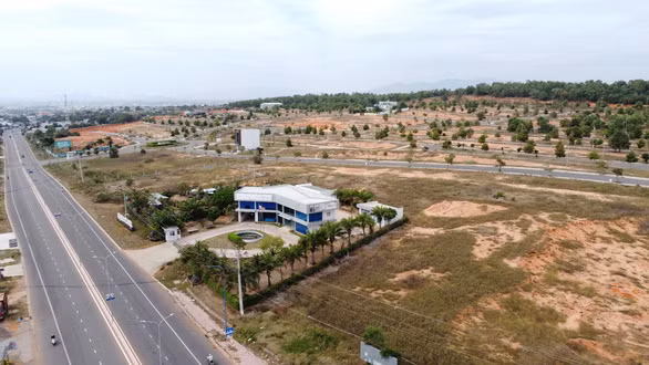 Dự án khu thương mại dịch vụ và dân cư Tân Việt Phát 2 khiến lãnh đạo tỉnh Bình Thuận xộ khám, nằm ở vị trí ven đường Võ Nguyên Giáp, thuộc phường Phú Hài, TP Phan Thiết. Dự án này gồm 3 lô đất (lô số 18,19 và 20) với tổng diện tích 9,26 ha (quy hoạch xây dựng tiết 1,5 ha đất thương mại dịch vụ, 4,6 ha đất ở, diện tích còn lại là đất công cộng dùng chung) thuộc quỹ đất hai bên đường ĐT.706B (nay Võ Nguyên Giáp). (Ảnh: Dân Việt).