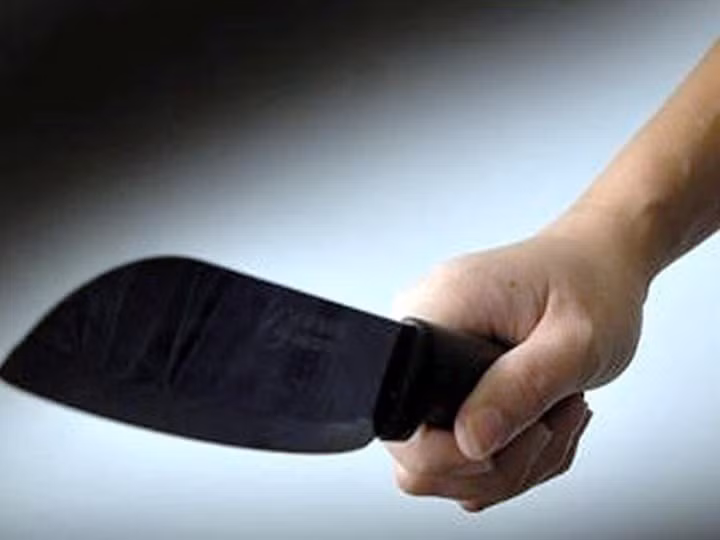  Nghi ngoại tình, chồng chém vợ nhiều nhát dao rồi nhảy sông tự tử: Trần Khánh Vân (24 tuổi, ngụ thị xã Tân Châu, An Giang) và chị Phạm Huỳnh Em (24 tuổi) là vợ chồng, làm nghề chở thuê bằng ghe trên sông. Vân thấy chị Huỳnh Em nói chuyện cộc cằn và hay bấm điện thoại nên nghi ngờ vợ ngoại tình. Trong lúc bực tức, Vân lấy dao chém liên tiếp vào đầu và cổ chị E. cho đến khi cây dao bị rớt xuống ghe. (Ảnh minh họa).
