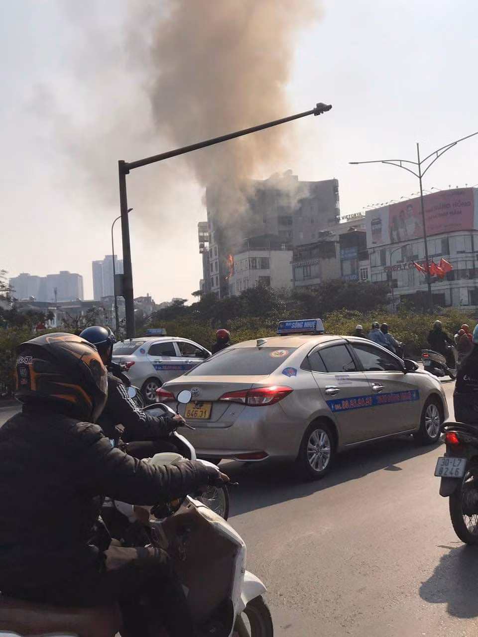 Hiện vụ lửa cháy thiêu rụi tầng 5 của một quán lẩu ở Hà Nội đang được cơ quan chức năng điều tra, làm rõ.