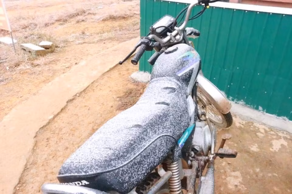 Chiếc xe máy cũng bị phủ kín tuyết.