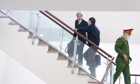 Khác với lần trước đến tòa, lần này ông tự đi lên cầu thang mà không cần người giúp sức.