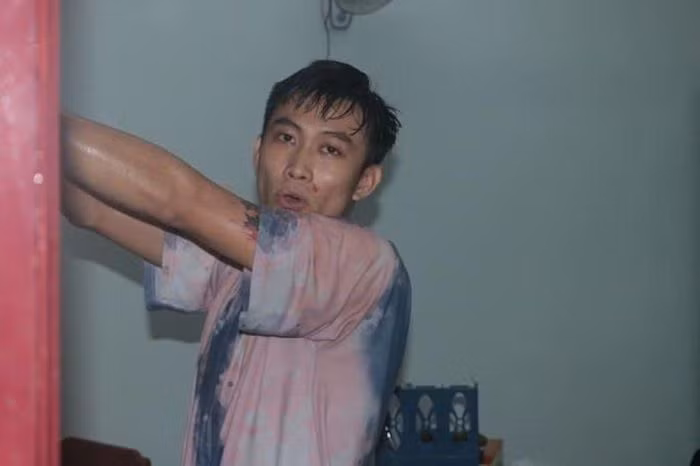  Ngáo đá đâm 3 người bị thương: Sau khi sử dụng ma túy, Tô Phát (25 tuổi, ngụ TP Trà Vinh, tỉnh Trà Vinh) đánh đập vợ trong phòng trọ. Nghe tiếng la hét, chủ nhà trọ qua can ngăn thì bị Phát dùng dao tấn công khiến 3 người bị thương. Ngày 5/2, Công an TP Trà Vinh cho biết đang tạm giữ Phát để điều tra, làm rõ.