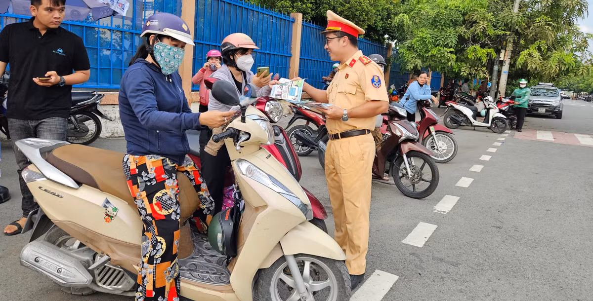Nhiều phụ huynh cũng được lực lượng CSGT và các bạn đoàn viên thanh niên hỗ trợ nước suối; bên cạnh đó các cán bộ, chiến sĩ CSGT Trạm Tân Túc tranh thủ tuyên truyền luật An toàn giáo thông đến mọi người trong thời gian chờ con, em làm bài thi đầu tiên.