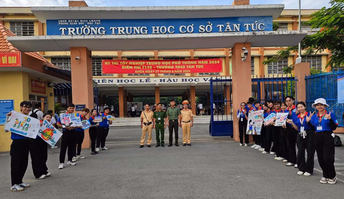 Tại TP HCM, có hơn 90 nghìn thí sinh tham gia kỳ thi. Cũng như mọi năm, Chi đoàn Trạm CSGT Tân Túc (Phòng CSGT Công an TP HCM) đã phối hợp với các chiến sĩ Mùa hè xanh, Chiến sĩ Hoa phượng đỏ, Đoàn và Công an thị trấn Tân Túc (huyện Bình Chánh, TP HCM) hỗ trợ cho thí sinh để đạt kết quả tốt nhất.