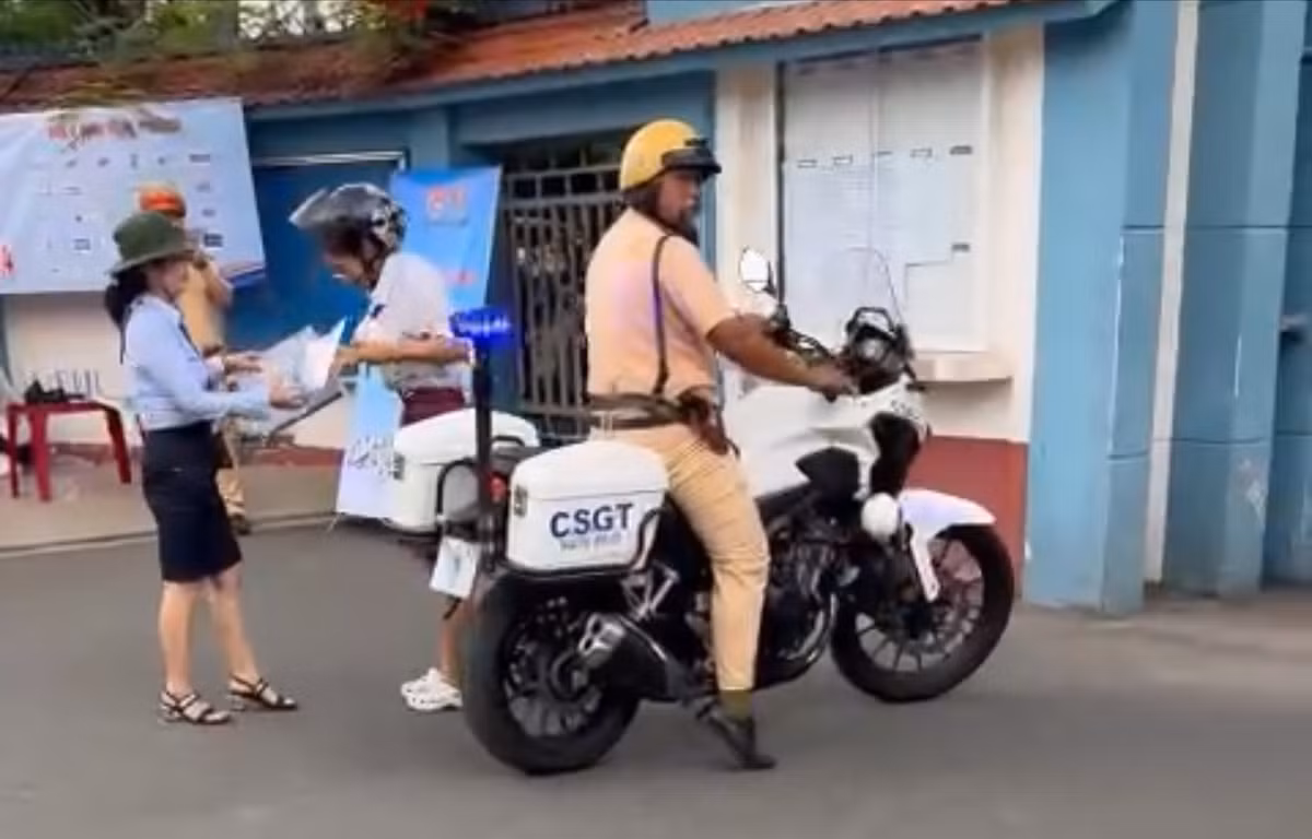 Nhờ sự hỗ trợ tích cực của lực lượng CSGT, nữ sinh đã kịp thời trở lại điểm thi để làm bài thi đúng giờ.
